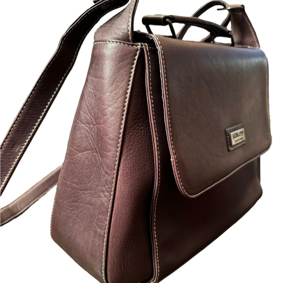 Authentic 100%  Leather AGM.CTT Beyond Leather Crossbody Women Bag Purse. - Picture 2 of 16